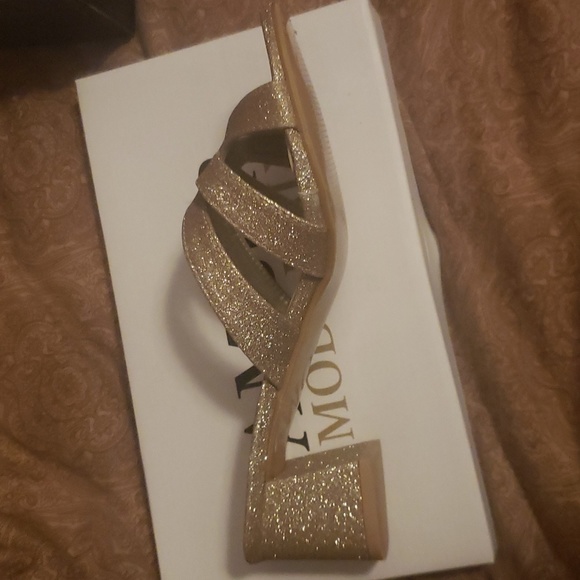 Gold slip on dress shoes. Size 38. - Picture 2 of 3